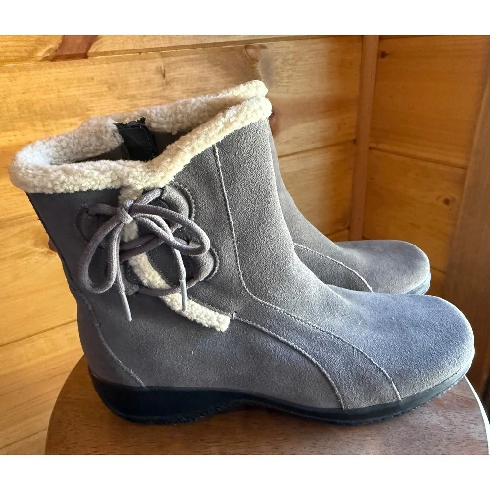 Clarks NWOT Bendables Womens 8M Gray Suede Faux Shearling Trim Ankle Boots - Picture 3 of 7